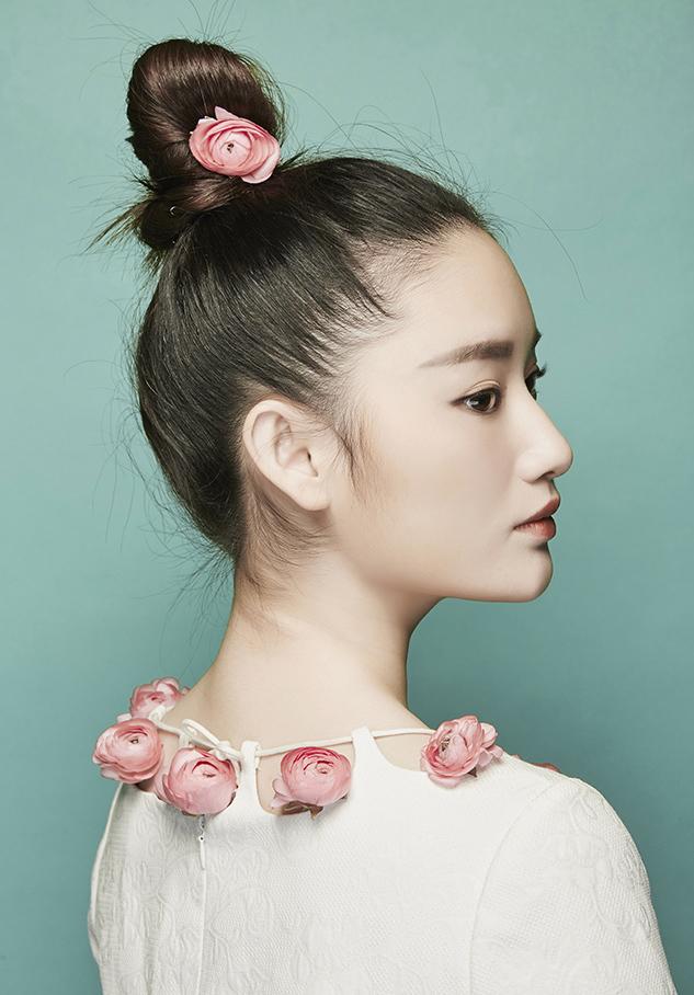 郭晓婷手捧鲜花 人比花娇变治愈系少女