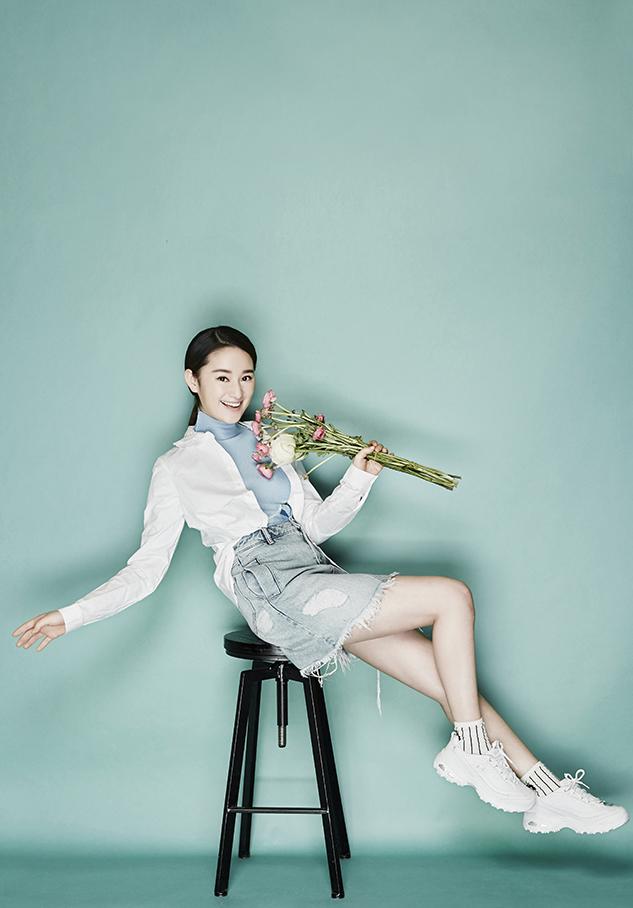 郭晓婷手捧鲜花 人比花娇变治愈系少女