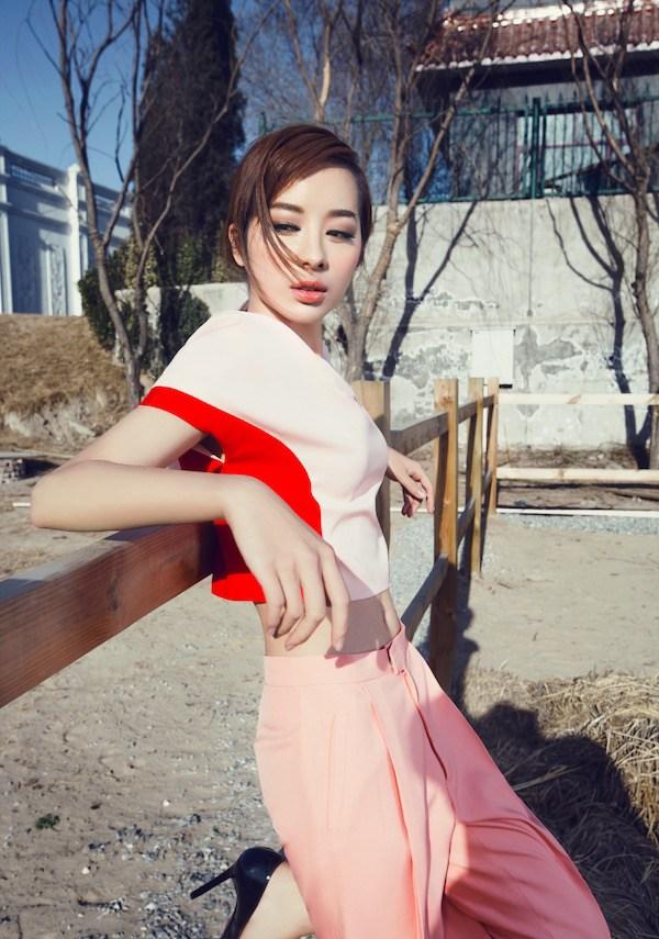 童苡萱写真大片曝光 一身OL装扮秀小蛮腰