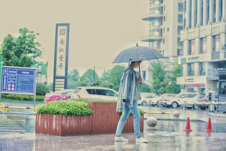 刘源雨中街拍撑伞漫步 清新暖萌范儿十足
