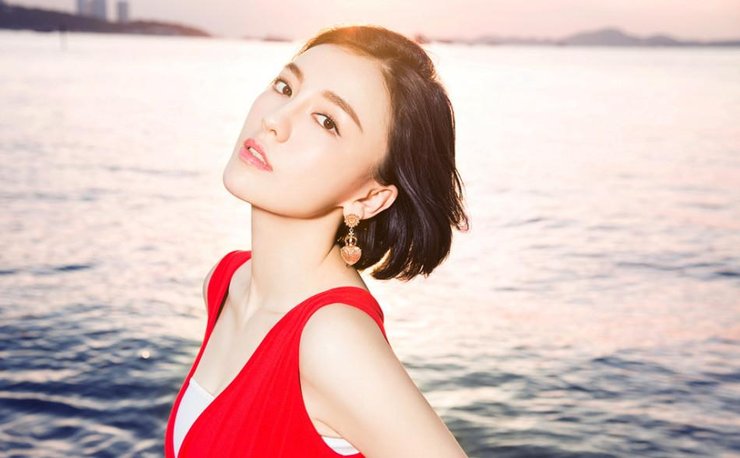 吕佳容曝海滩写真 知性淡雅好身材吸睛