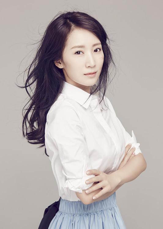 李念衬衫蓝裙搭配少女感爆棚