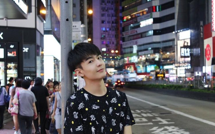 赵阵雨曝香港街头写真 变身港范街拍达人