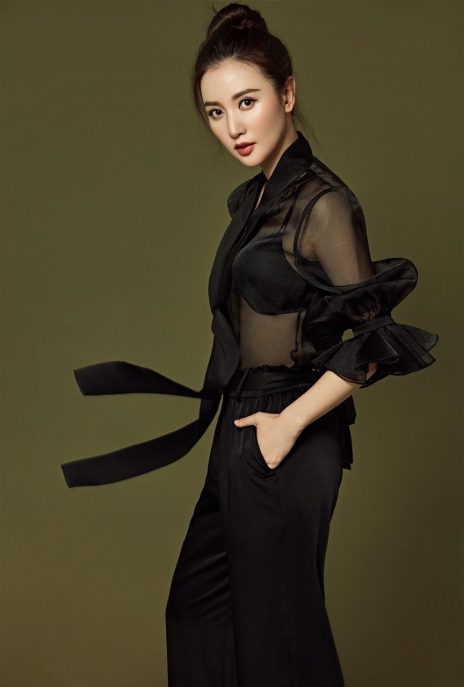 张萌曝时尚性感写真 火锅公主热辣来袭