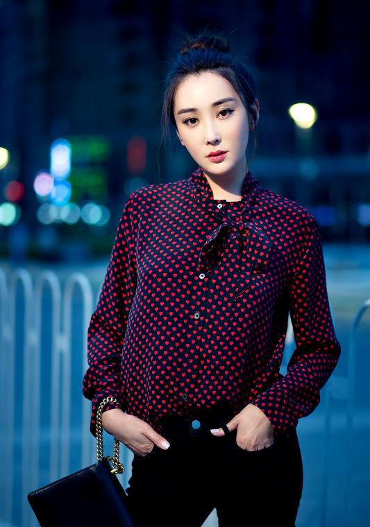 杜若溪曝复古风街拍 清新干练女人味十足