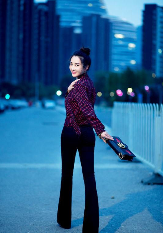 杜若溪曝复古风街拍 清新干练女人味十足