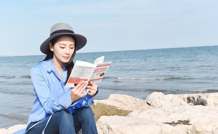 张雨绮变身牛仔女郎 淡妆可人敲文艺范儿