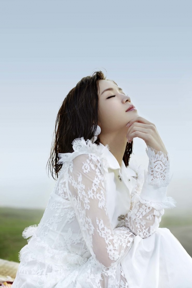 黄英全新写真曝光 清新白裙重现少女姿态