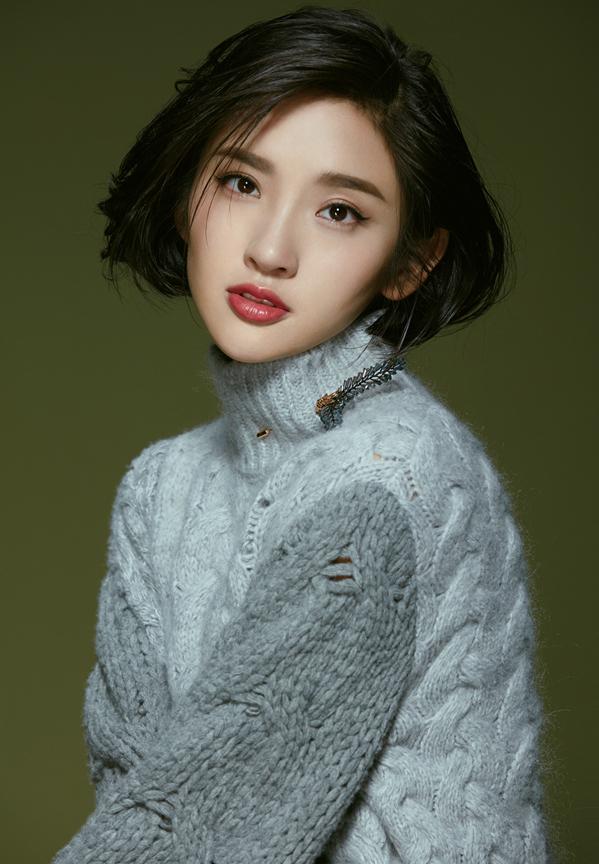 唐艺昕秋日封面 精致妆容展另类元气少女