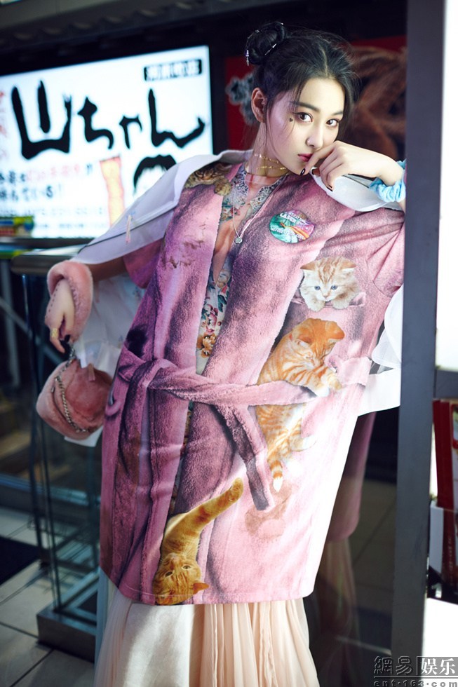 张馨予扎双丸子头演绎少女风