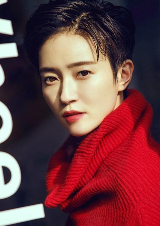 焦俊艳笑容甜蜜展哥范儿式温暖