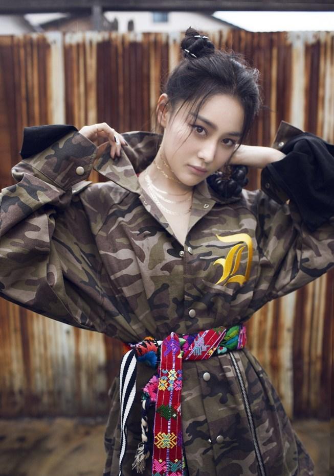 张馨予玩转街头风 嘻哈少女逆生长
