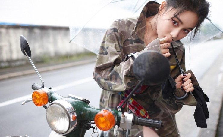 张馨予玩转街头风 嘻哈少女逆生长