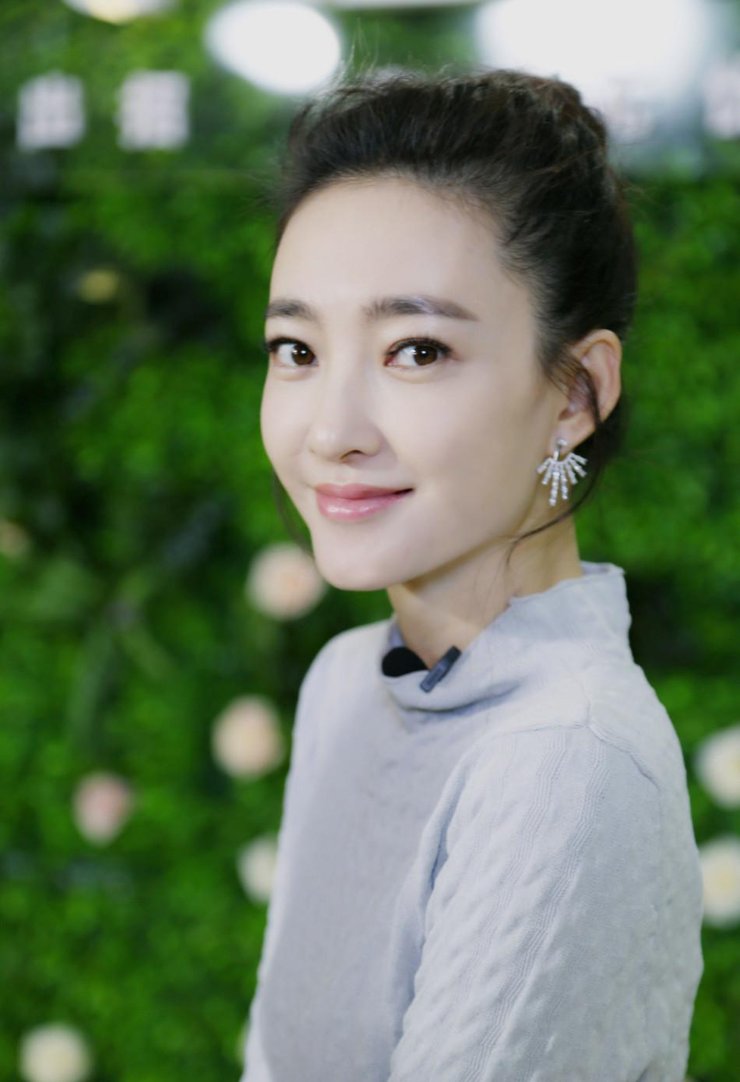 王丽坤直播清新秀美肌 自曝是化妆小白