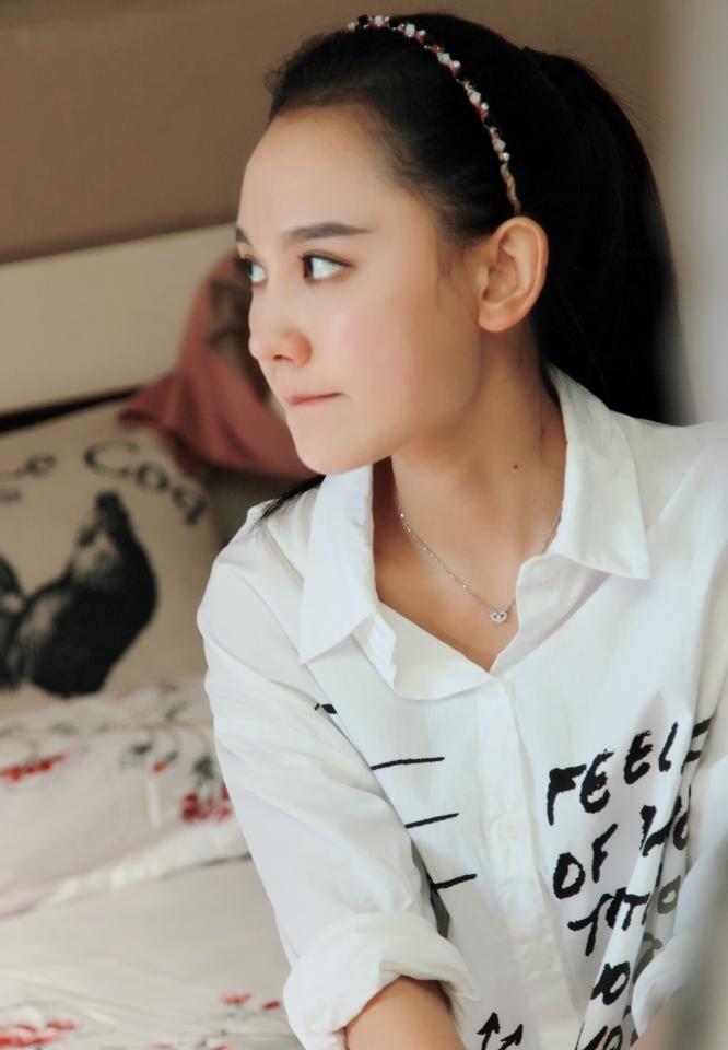 孙骁骁白衬衫甜美抿嘴杀 下衣失踪秀美腿