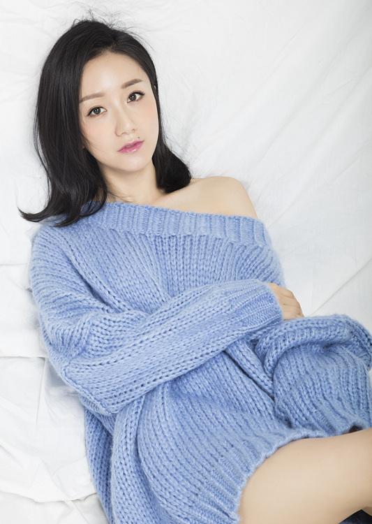 李倩清新露香肩美腿 慵懒女神范性感撩人