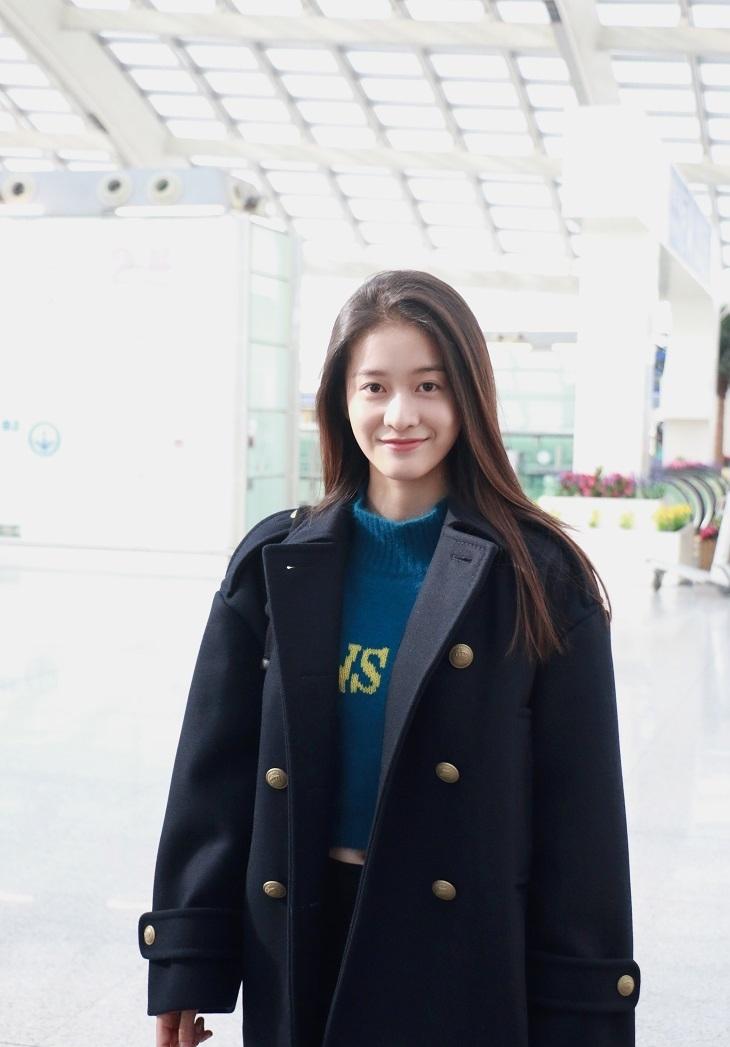 张雪迎素颜现身机场 遇粉丝虎牙配甜笑