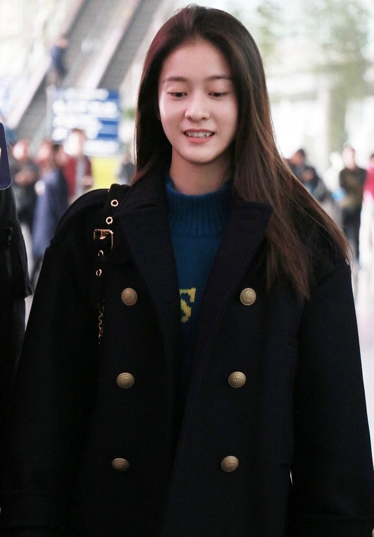 张雪迎素颜现身机场 遇粉丝虎牙配甜笑