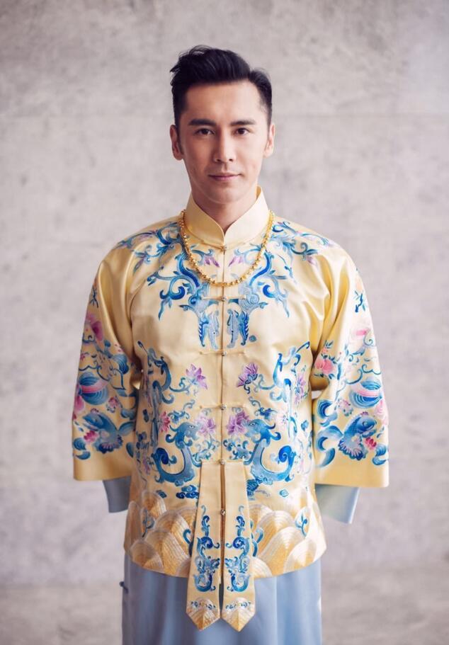 钟丽缇张伦硕中式礼服曝光 新娘娇俏