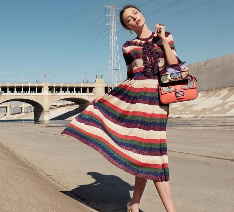 辣妈米兰达可儿展超模气场 酥胸隐现上围丰满