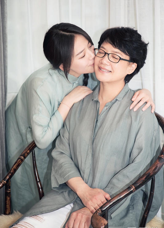 马思纯与母亲 温馨甜蜜写真