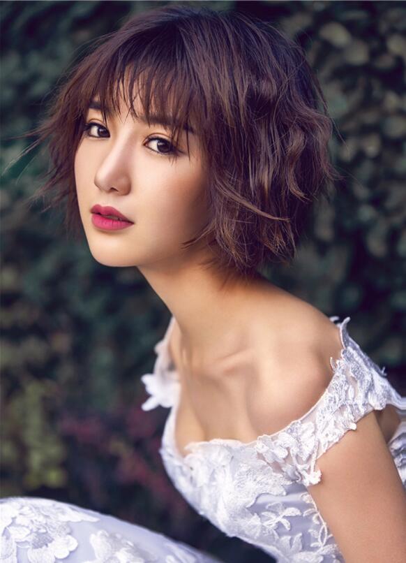 锁骨杀！毛晓彤杂志大片 香肩微露美如画