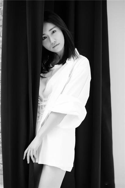 刘芸文艺写真 尽显优雅