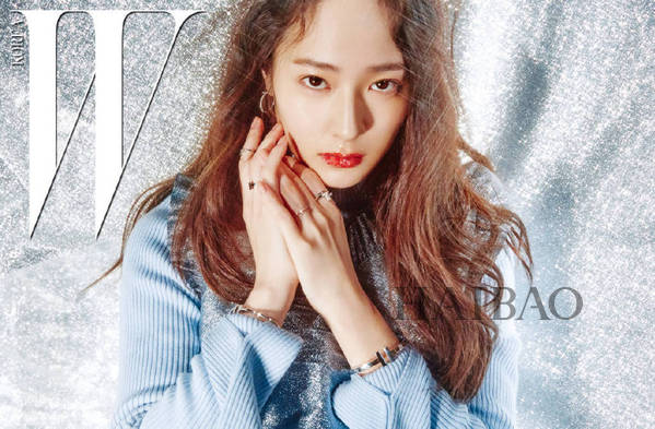 郑秀晶登《W》杂志韩国版2017年1月刊，如水晶一般闪耀迷人！