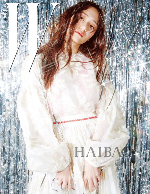 郑秀晶登《W》杂志韩国版2017年1月刊，如水晶一般闪耀迷人！