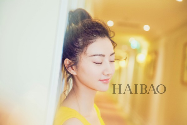 景甜迪奥穿鹅黄连身裙俏皮可爱