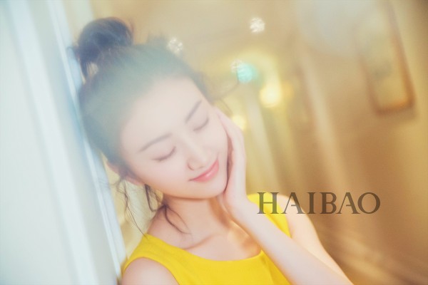 景甜迪奥穿鹅黄连身裙俏皮可爱