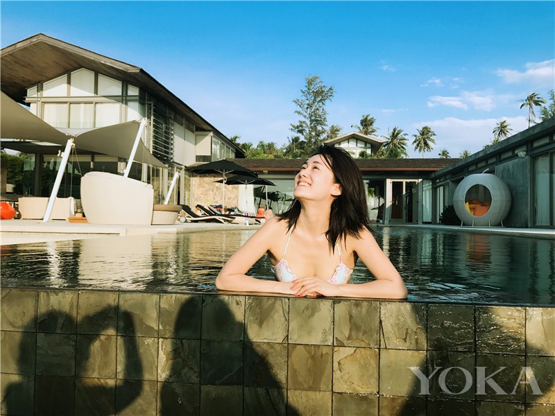 刘芸度假秀火辣身材 傲人身材柔韧性引热议