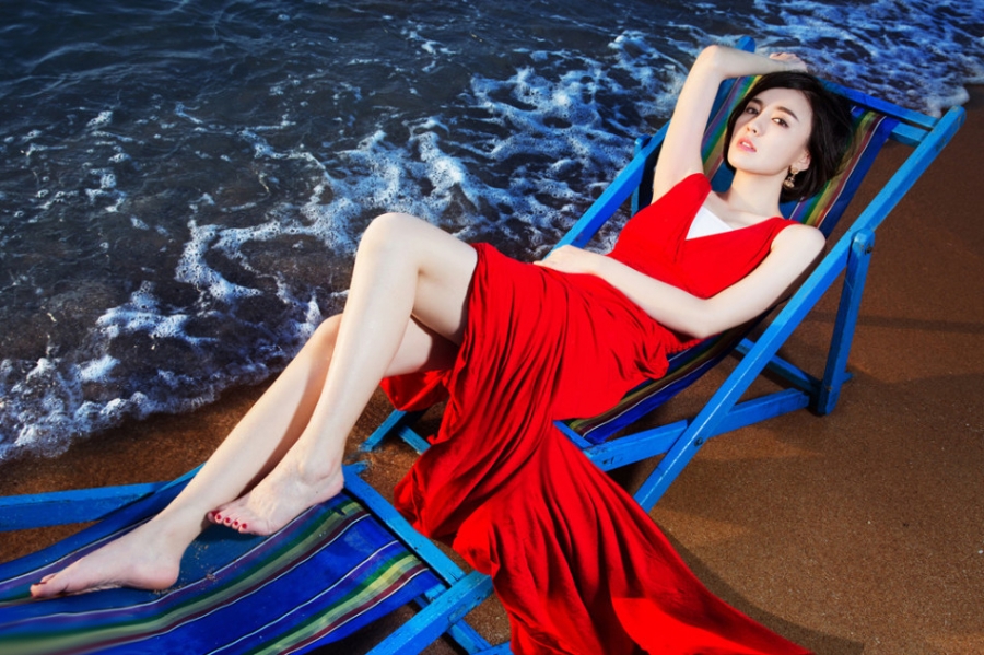 吕佳容海滩写真 一袭红裙性感撩人