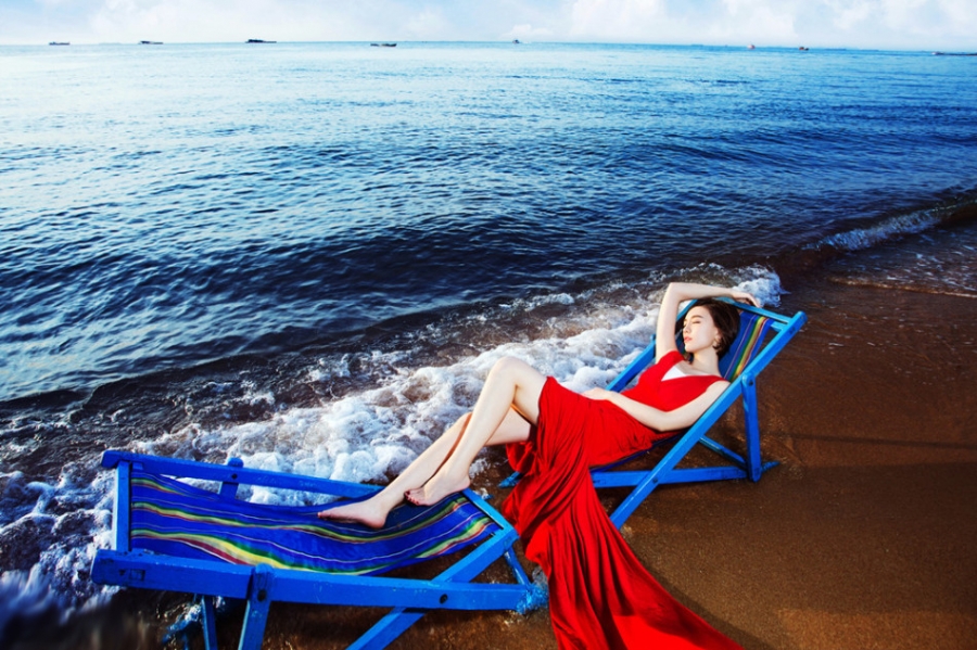 吕佳容海滩写真 一袭红裙性感撩人