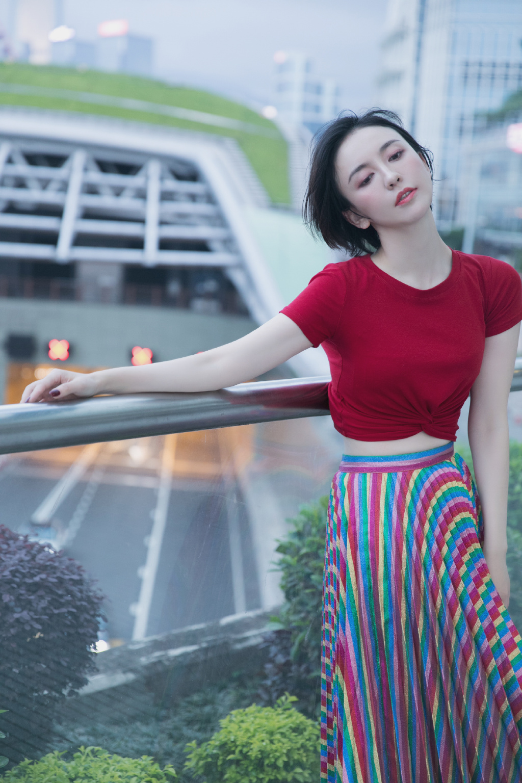 吕佳容红衣风情写真图片