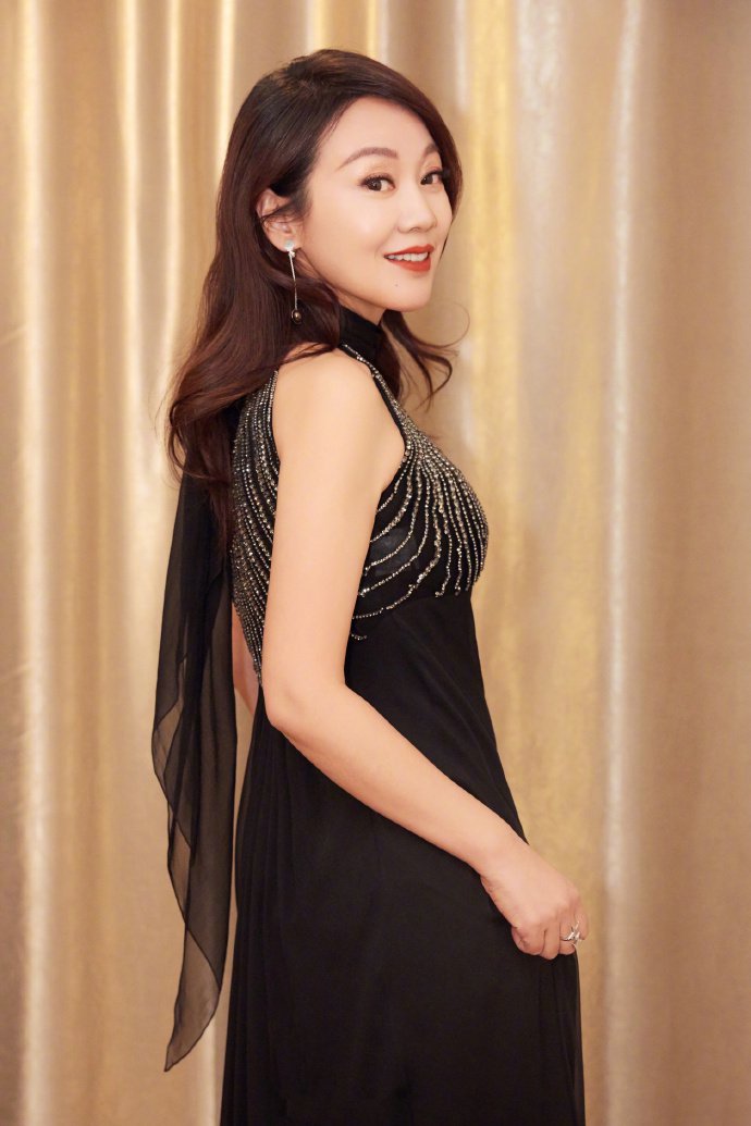 闫妮身穿Alberta Ferretti 秋冬系列黑色长裙