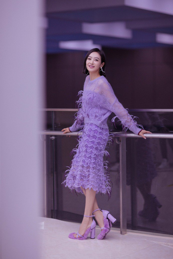 身着紫色羽毛裙搭配同色系毛绒高跟鞋亮相的宋茜，美得甜力十足