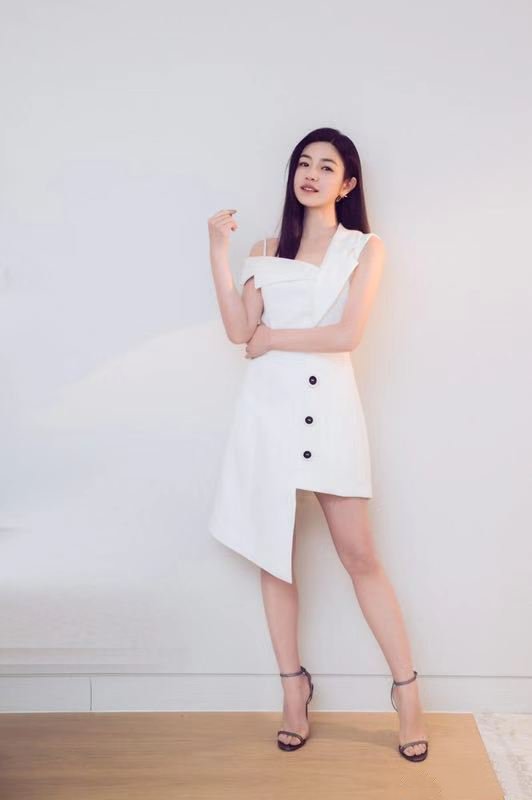 陈妍希一身白色裙装的她清新优雅，锁骨在自然散开的长发中若隐若现