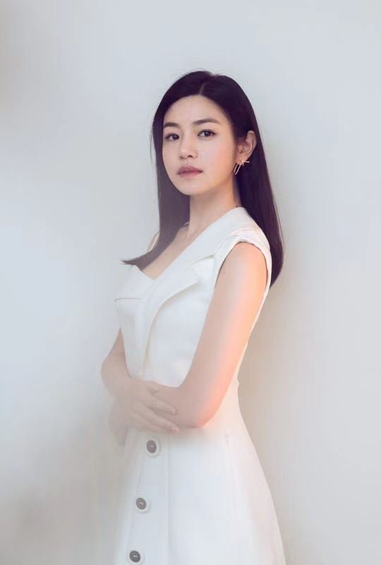 陈妍希一身白色裙装的她清新优雅，锁骨在自然散开的长发中若隐若现