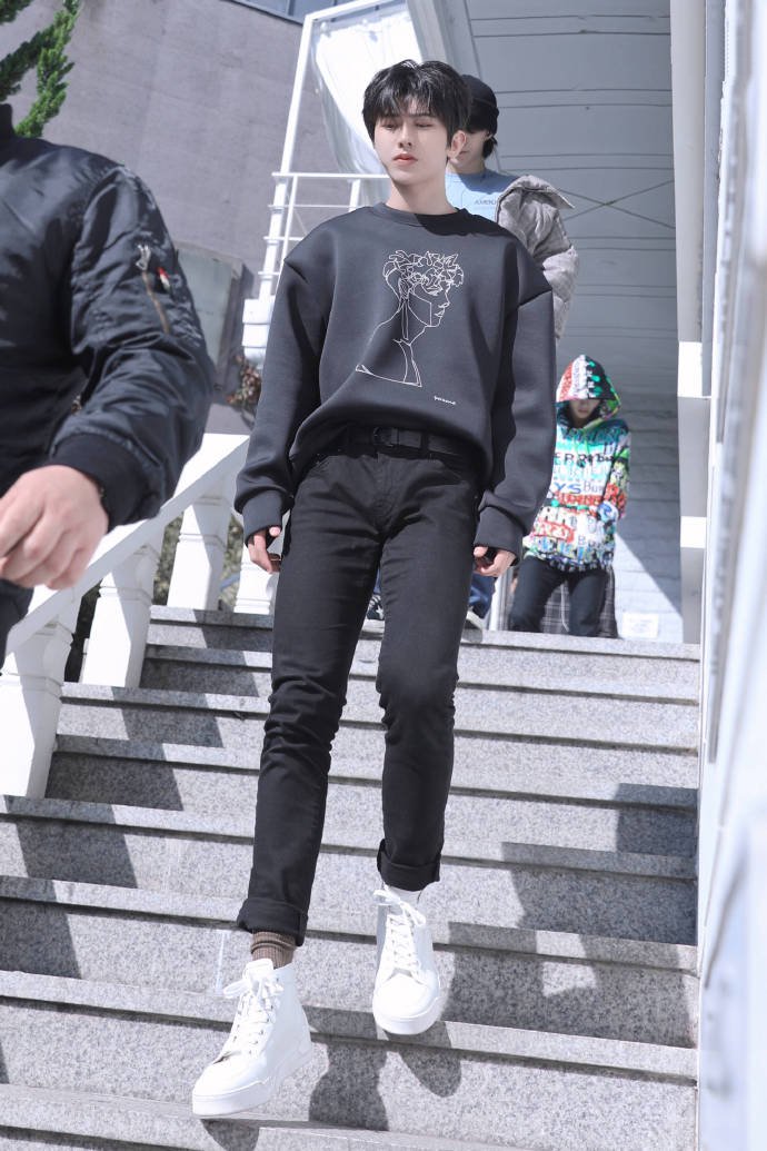 蔡徐坤2018.10.24 韩国首尔上班，阳光下腿长一米八的大男孩，青春帅气