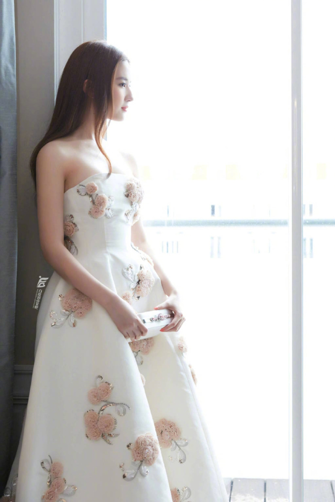 有一种天仙美叫刘亦菲穿礼服长裙图片欣赏