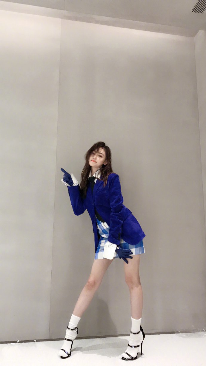 用灿烂的微笑掩饰你的那份情深的张天爱