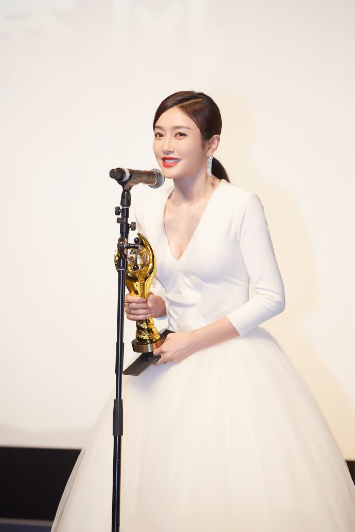 秦岚荣获第十四届中美电影节和中美电视节最佳女主角优雅大方 仙气十足