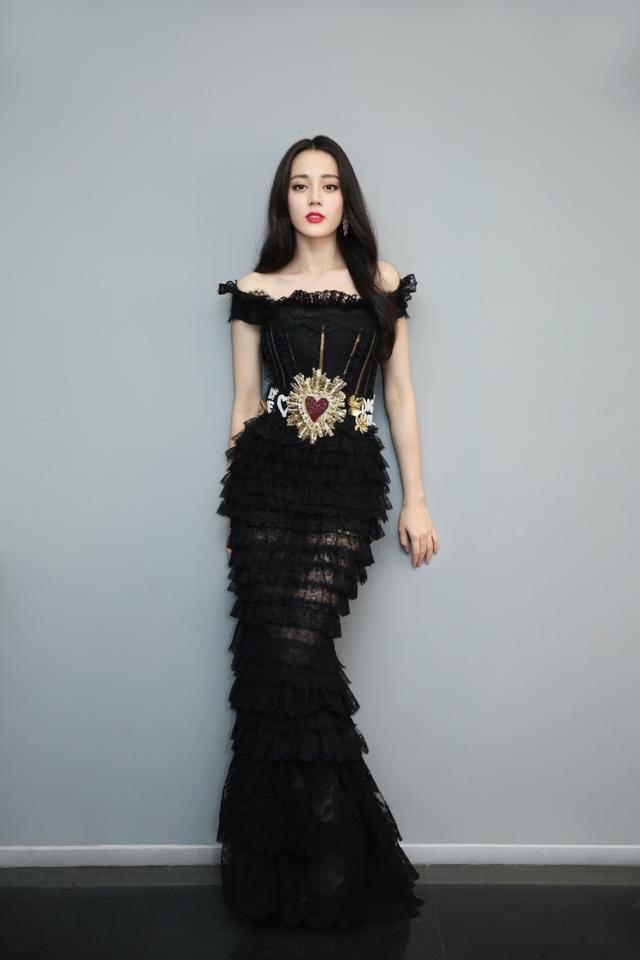 迪丽热巴穿黑色晚礼服 美得像个公主
