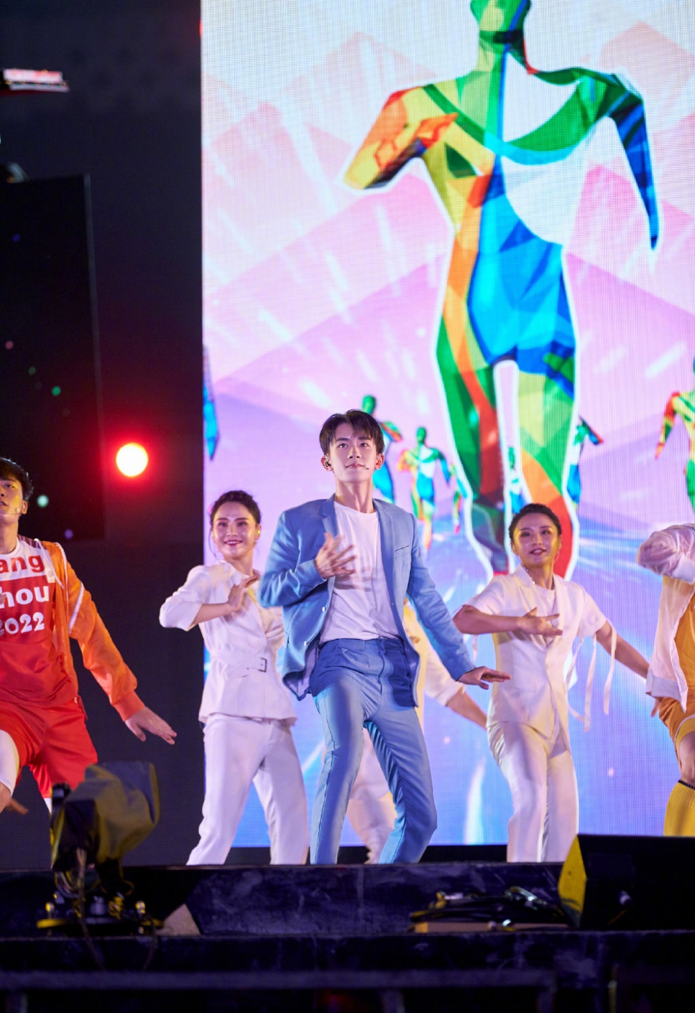 TFBOYS易烊千玺雅加达帅气舞台照图片