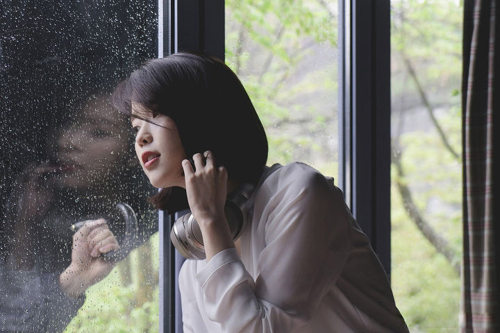 IU李知恩唯美雨天唯美户外写真图片