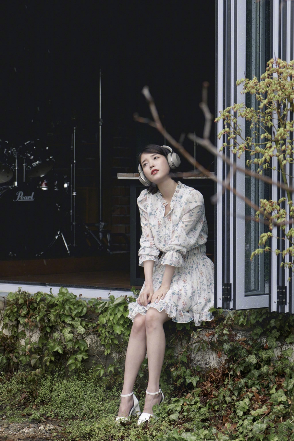 IU李知恩唯美雨天唯美户外写真图片