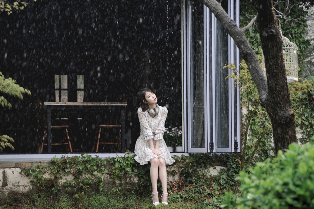 IU李知恩唯美雨天唯美户外写真图片