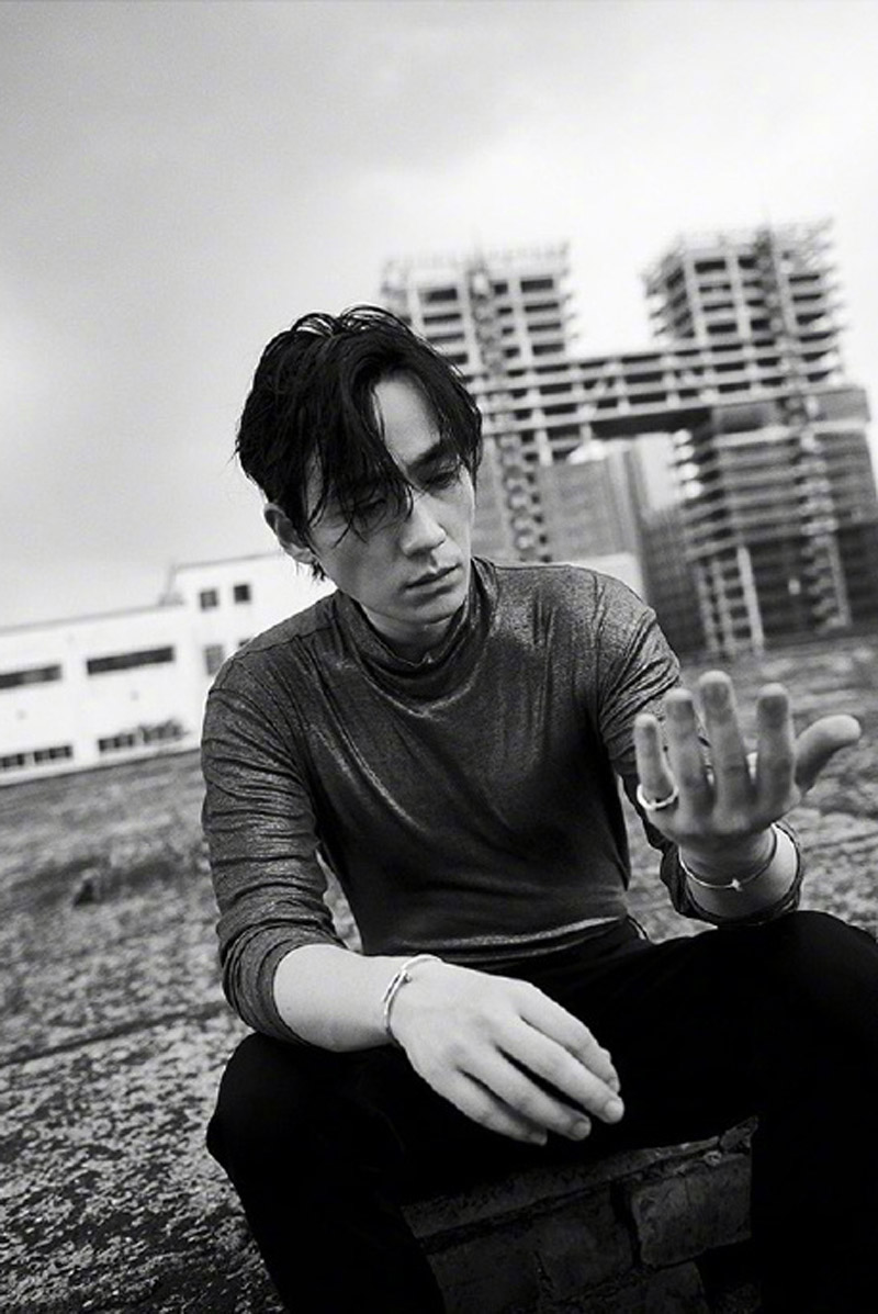 朱一龙黑白时尚大片