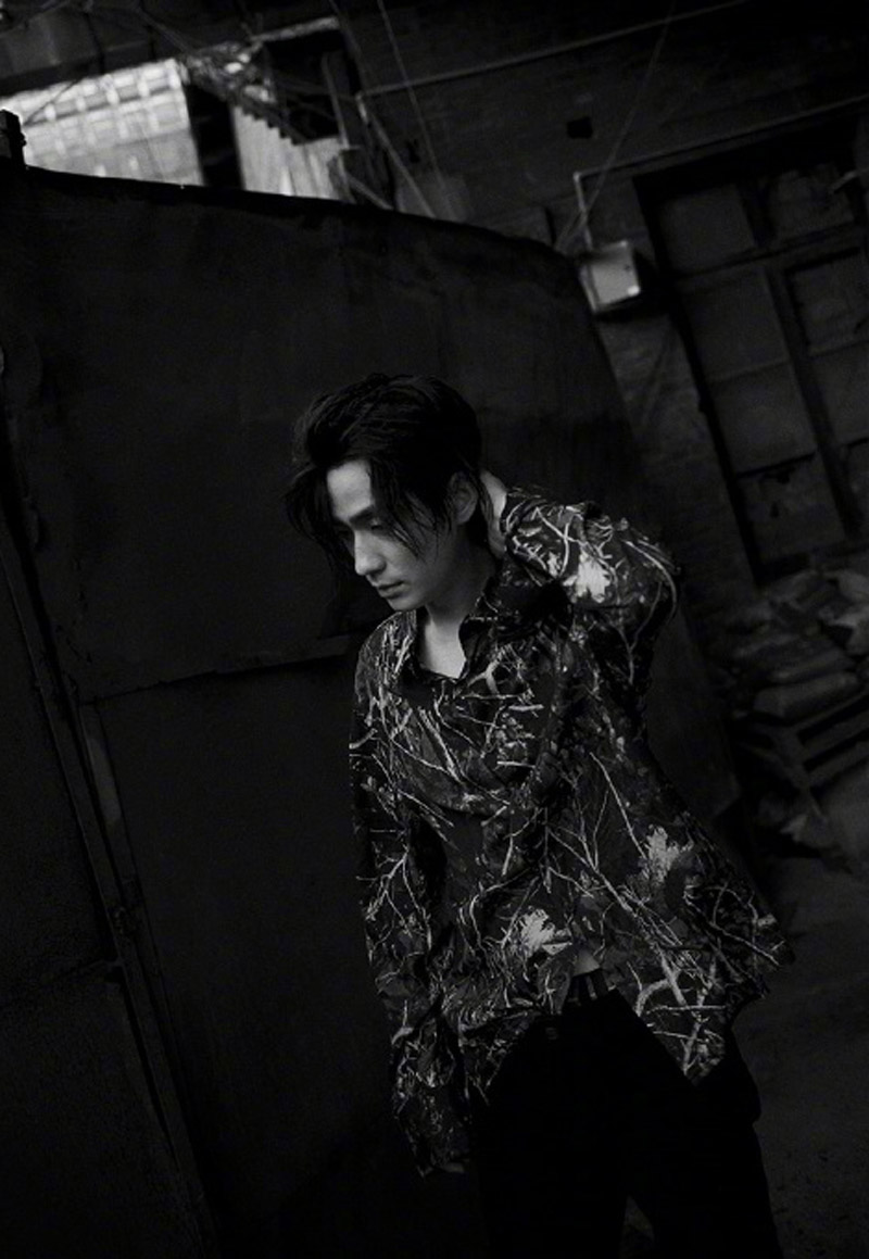 朱一龙黑白时尚大片